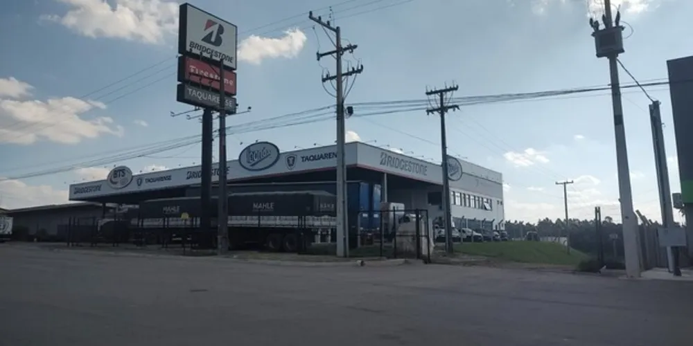 Equipes do Corpo de Bombeiros foram acionadas até local para conter as chamas