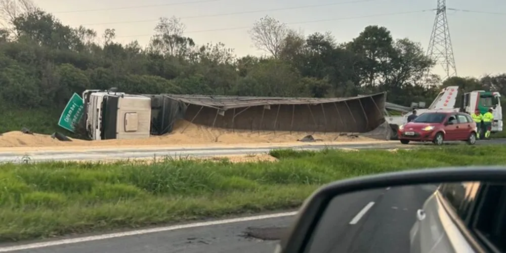 A carga do caminhão ficou espalhada pela pista