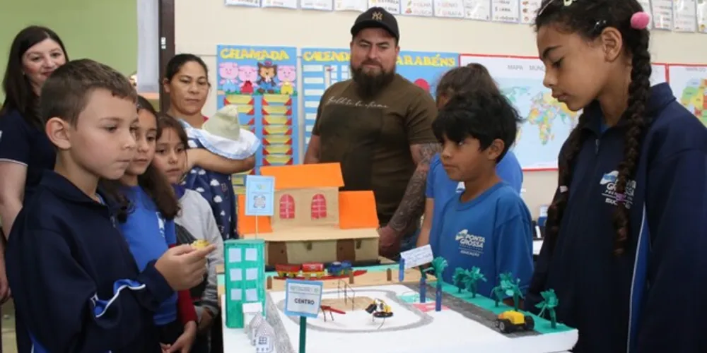 Tendo como tema o aniversário de Ponta Grossa, os alunos produziram uma série de trabalhos sobre o assunto