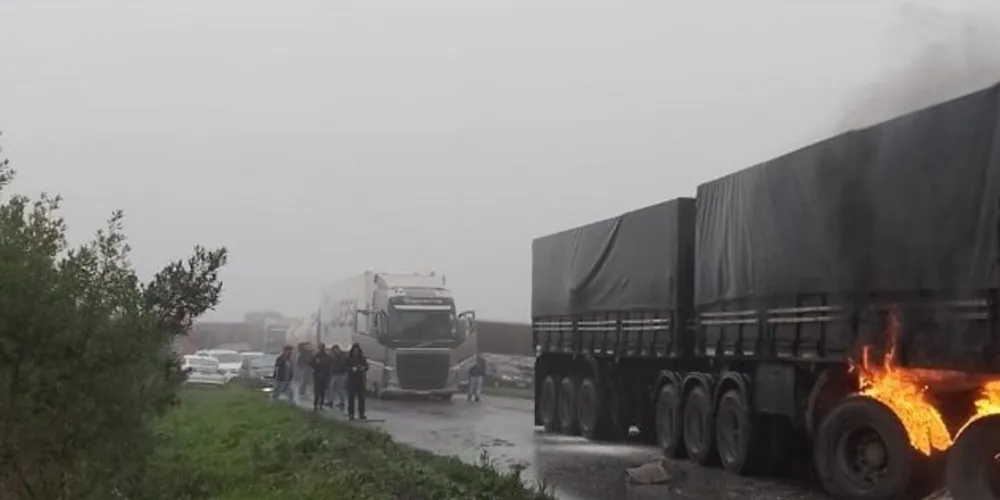 Carros, caminhões e ônibus estão envolvidos na colisão