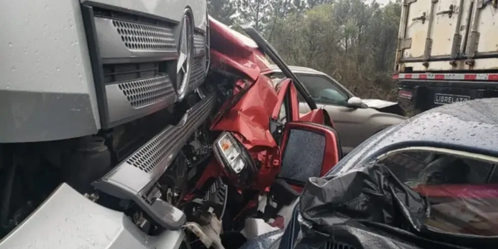 O acidente aconteceu por volta das 14h30 deste sábado