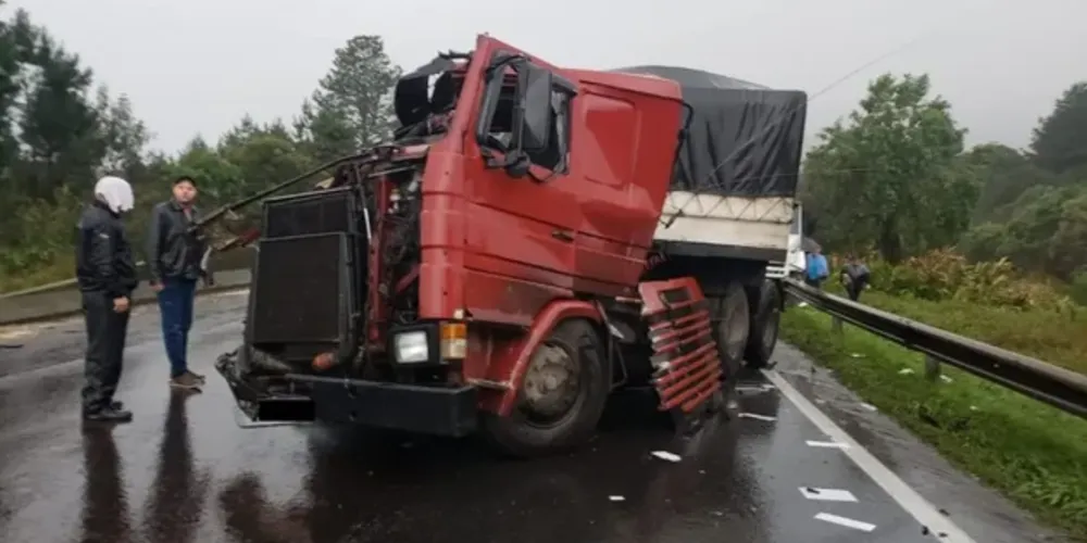 O acidente aconteceu no sentido ao interior do Paraná, no trecho do km 136, logo após o pedágio desativado, em São Luiz do Purunã