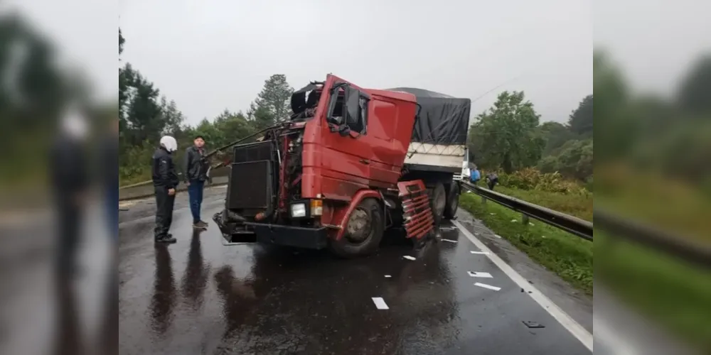 O acidente aconteceu no sentido ao interior do Paraná, no trecho do km 136, logo após o pedágio desativado, em São Luiz do Purunã