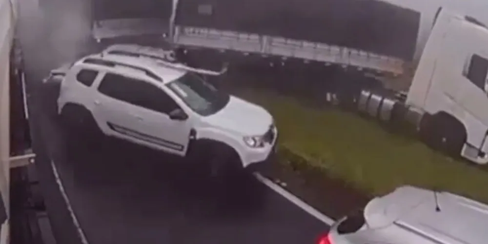 O engavetamento aconteceu no KM 136, no sentido Ponta Grossa, logo após o pedágio desativado de São Luiz do Purunã