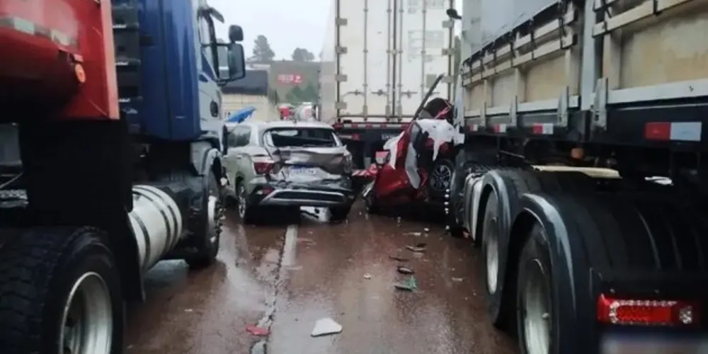 O acidente aconteceu no sentido ao interior do Paraná, no trecho do km 136, logo após o pedágio desativado, em São Luiz do Purunã