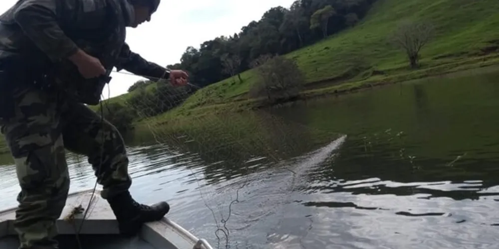 Materiais foram apreendidos, encaminhados para destruição e os peixes emalhados foram soltos no local