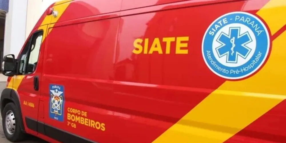 A idosa, que dirigia um Renault Sandero no momento da batida, foi socorrida por equipes do Corpo de Bombeiros (Siate)