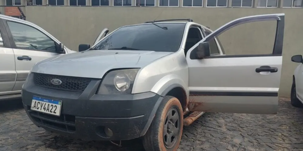 Relatos apontam que o veículo foi furtado na região do Cará-Cará, na última segunda-feira (4). Um amigo do proprietário teria identificado o carro na 31 de Março