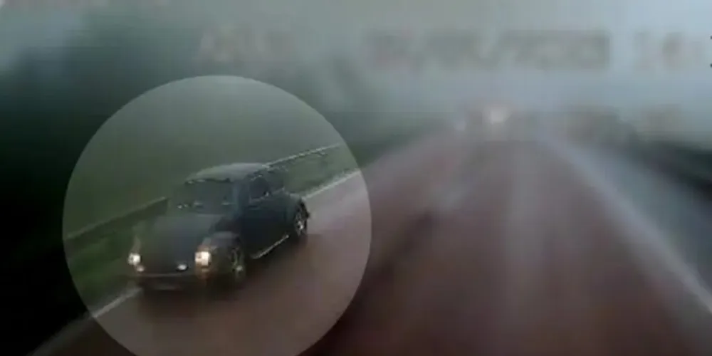 O vídeo mostra, primeiro, o Fusca azul escuro passando pelo caminhão, na direção correta. Pouco tempo depois, o Fusca reaparece, mas dessa vez na contramã