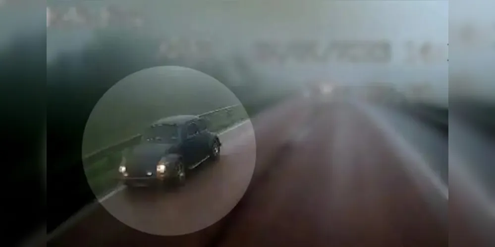 O vídeo mostra, primeiro, o Fusca azul escuro passando pelo caminhão, na direção correta. Pouco tempo depois, o Fusca reaparece, mas dessa vez na contramã