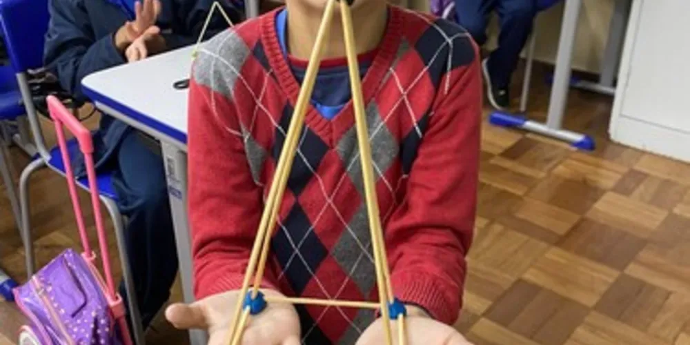 Os alunos realizaram atividades práticas com o objetivo de perceberem que as figuras geométricas estão presentes em diversos objetos do cotidiano