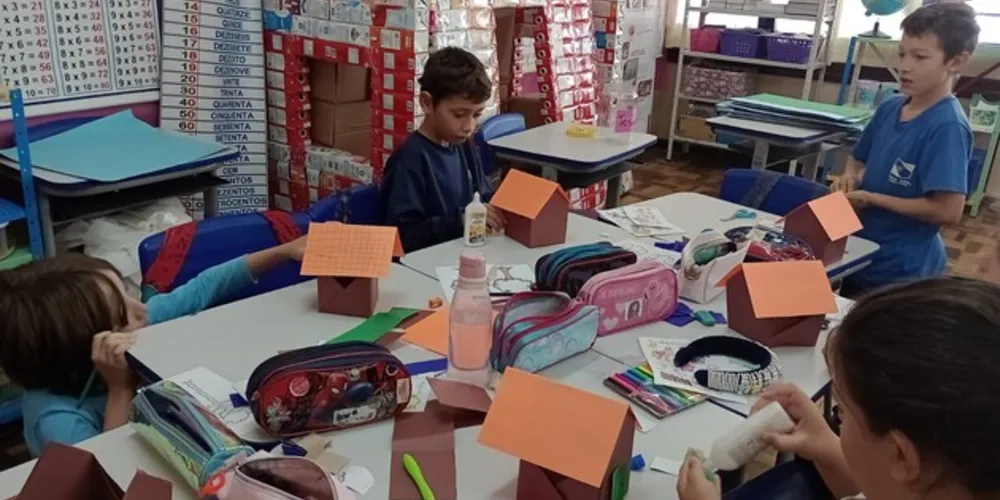 Os alunos confeccionaram maquetes de paisagens naturais e assistiram a videoaula do projeto Vamos Ler sobre a formação de PG