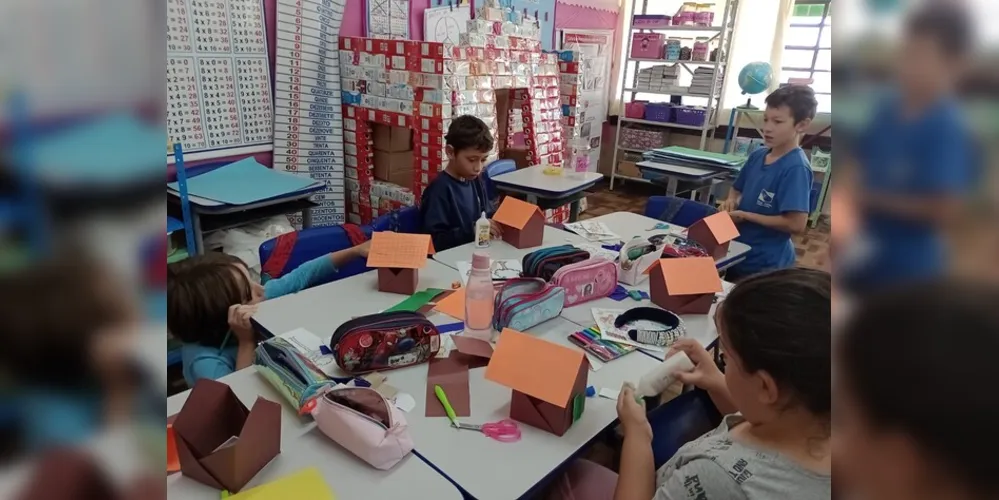 Os alunos confeccionaram maquetes de paisagens naturais e assistiram a videoaula do projeto Vamos Ler sobre a formação de PG