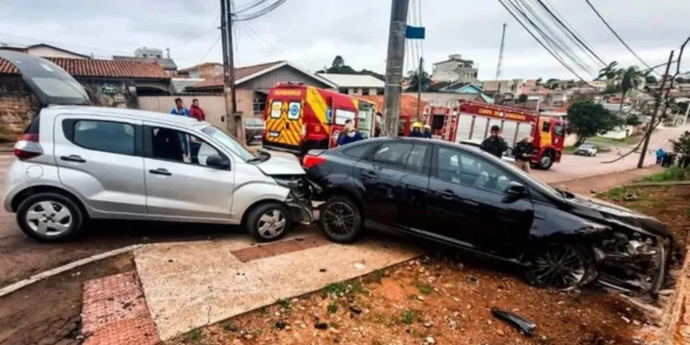 O motorista do Mobi tentou acessar à esquerda a Rua Itajubá, mas a motorista do Focus não teve tempo de frear