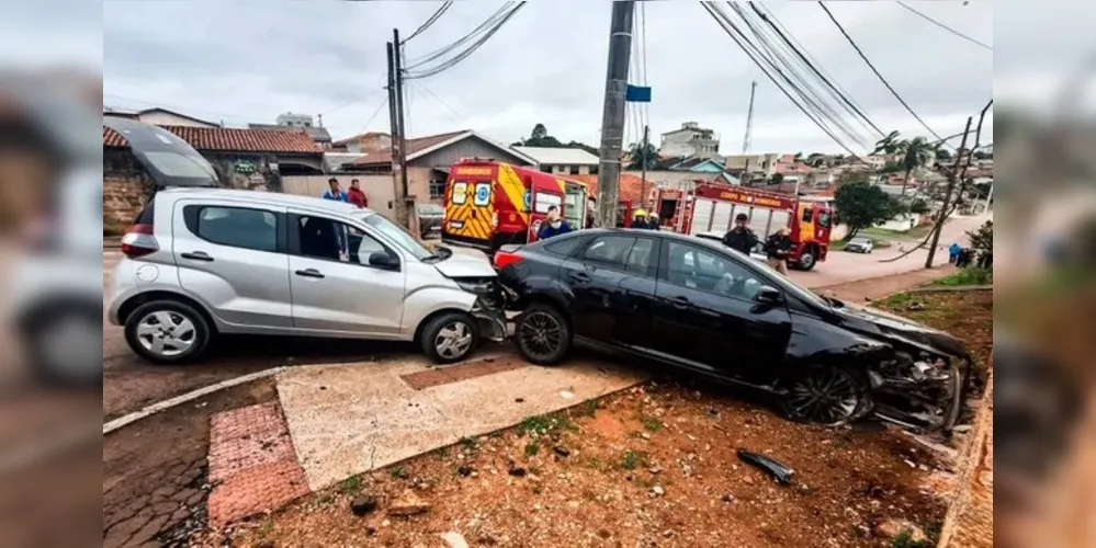 O motorista do Mobi tentou acessar à esquerda a Rua Itajubá, mas a motorista do Focus não teve tempo de frear