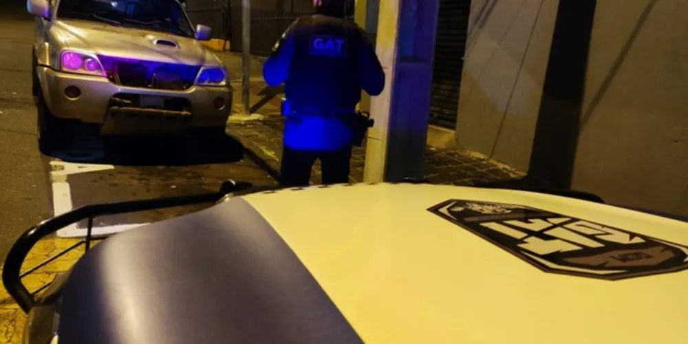 Automóvel foi encontrado sem placas pela GCM