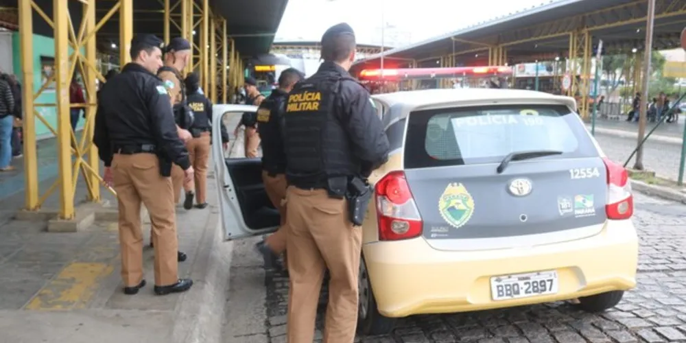 Após praticar o ato de assédio, o suspeito foi rendido por passageiros que estavam dentro do veículo. A PM foi acionada logo em seguida