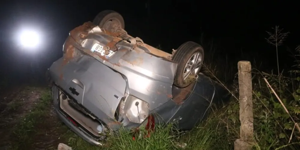 Carro capotou após ser atingido e sair da pista