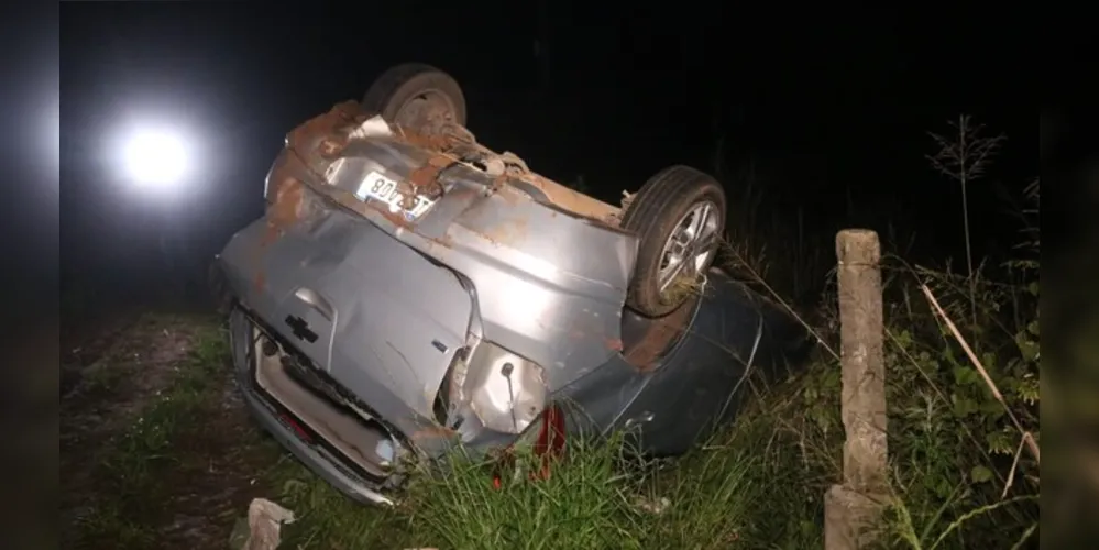 Carro capotou após ser atingido e sair da pista