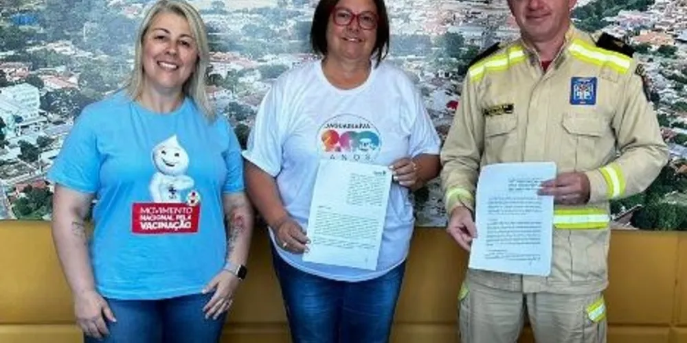 Secretária municipal de Saúde, Amália Cristina Alves; prefeita Alcione Lemos; e o comandante do Corpo de Bombeiros de Jaguariaíva, Subtenente Paulo Sérgio Gualdezi