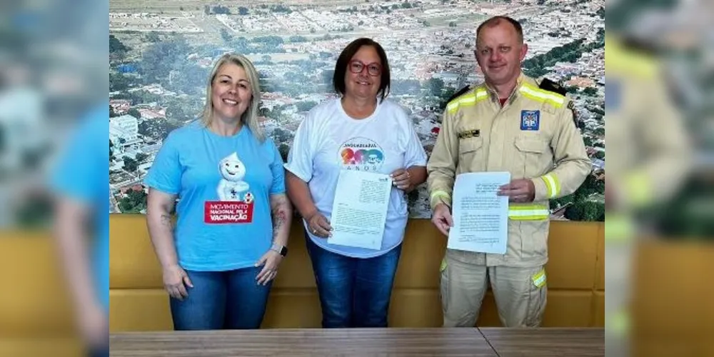 Secretária municipal de Saúde, Amália Cristina Alves; prefeita Alcione Lemos; e o comandante do Corpo de Bombeiros de Jaguariaíva, Subtenente Paulo Sérgio Gualdezi