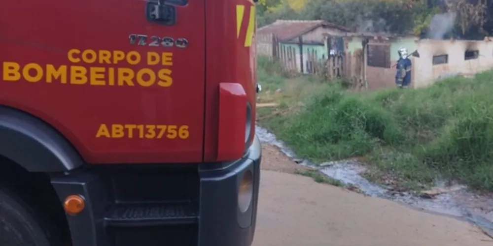 De acordo com informações apuradas junto às autoridades competentes, não havia pessoas na casa durante a ocorrência