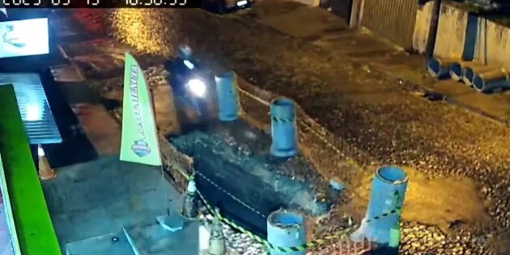 Uma câmera de segurança flagrou o momento exato da queda