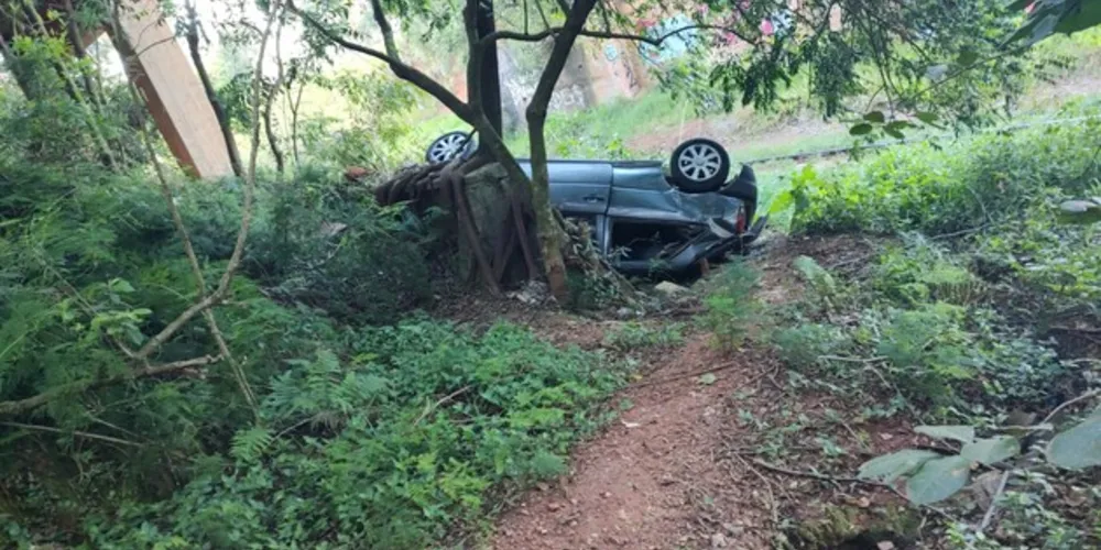 Acidente ocorreu por volta das 6 horas da manhã deste domingo