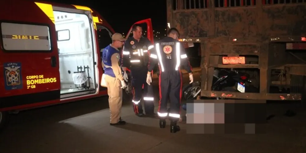 Equipes do Samu e do Corpo de Bombeiros (Siate) estiveram no local para socorrer o motociclista, que não resistiu aos ferimentos