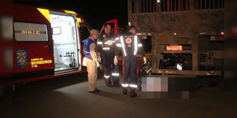 Equipes do Samu e do Corpo de Bombeiros (Siate) estiveram no local para socorrer o motociclista, que não resistiu aos ferimentos