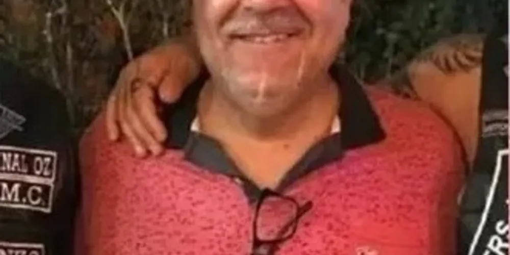 Marcos estava no interior de seu veículo e daria carona para um amigo que costumava cantar no bar, quando foi surpreendido por um homem armado