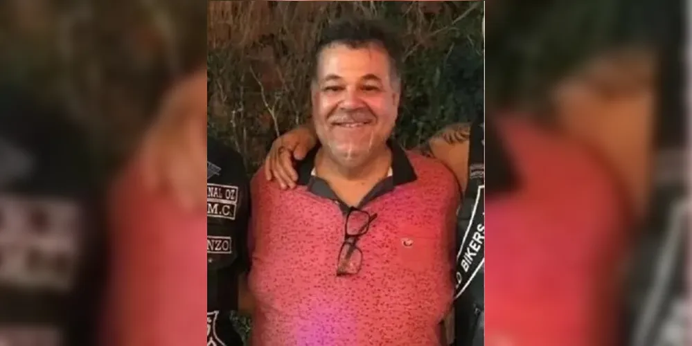 Marcos estava no interior de seu veículo e daria carona para um amigo que costumava cantar no bar, quando foi surpreendido por um homem armado