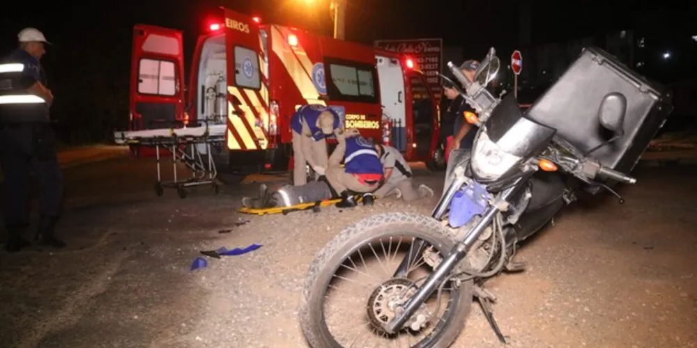 Condutor da moto sofreu contusões e escoriações nas duas pernas e nas mãos. Ele foi socorrido pelo Corpo de Bombeiros (Siate)