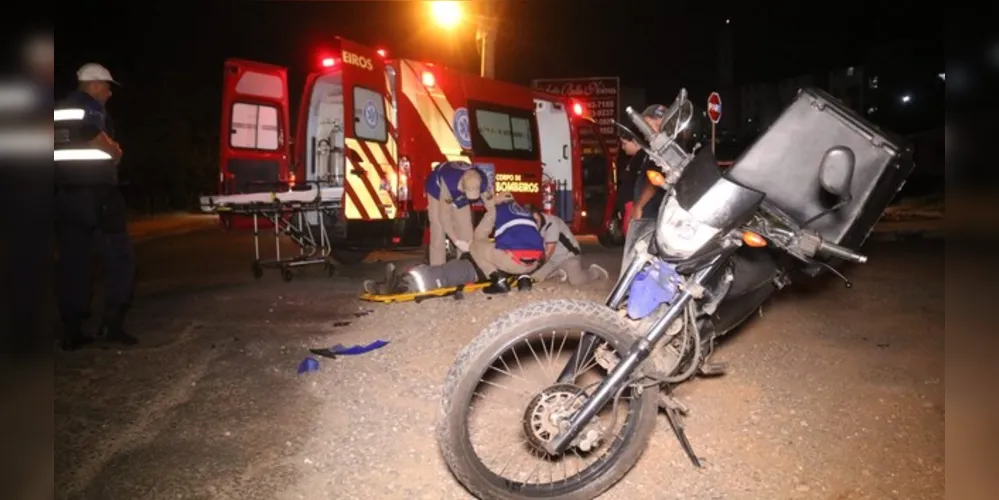 Condutor da moto sofreu contusões e escoriações nas duas pernas e nas mãos. Ele foi socorrido pelo Corpo de Bombeiros (Siate)