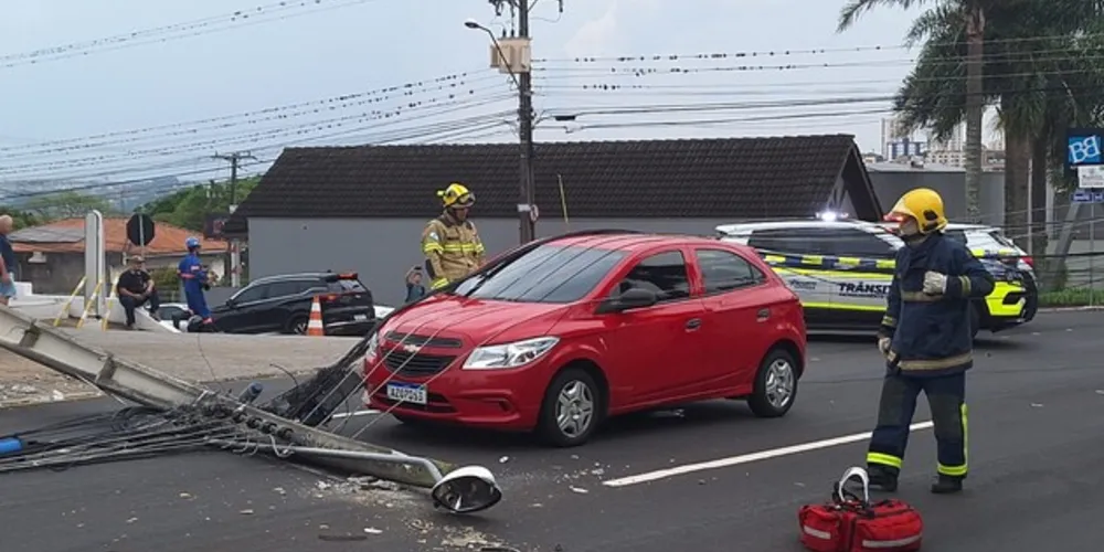 Os fios caíram sobre um veículo que era conduzido por uma mulher de 40 anos, que não teve ferimentos