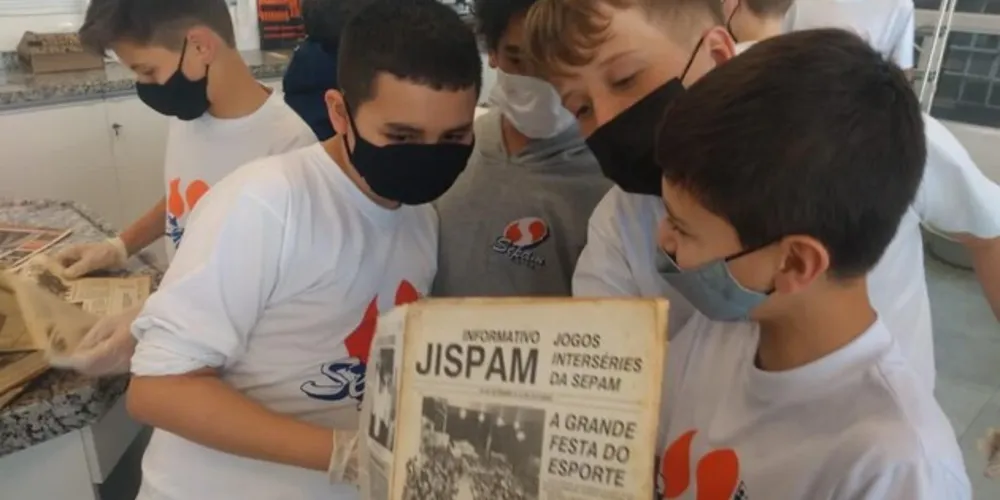 O trabalho exigiu atenção e cuidado por parte dos alunos, por manusearem fontes históricas de informação