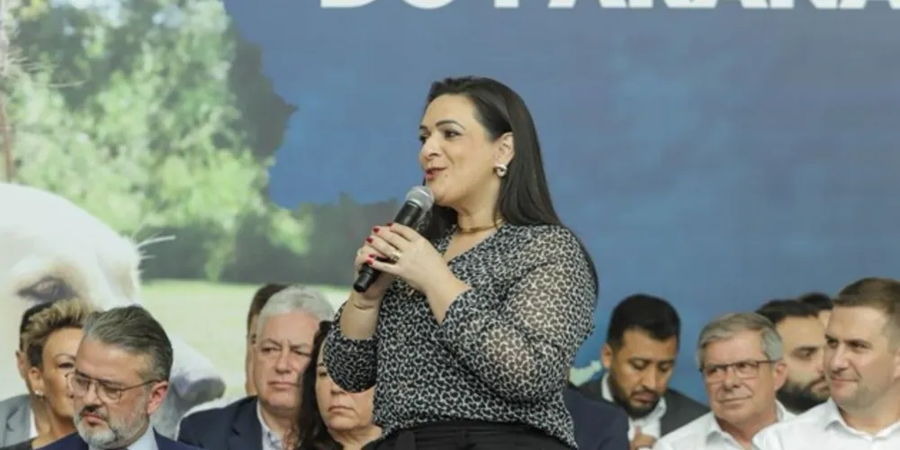 Durante o evento, que reuniu prefeitos, vice-prefeitos e secretários, Elisangela destacou as dificuldades que os gestores eleitos em 2020 assumiram