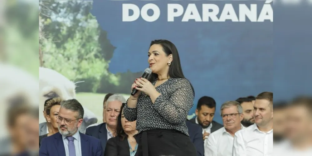 Durante o evento, que reuniu prefeitos, vice-prefeitos e secretários, Elisangela destacou as dificuldades que os gestores eleitos em 2020 assumiram