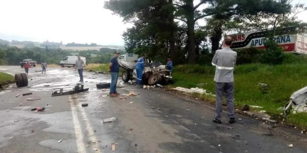 A batida envolveu um carro e um caminhão