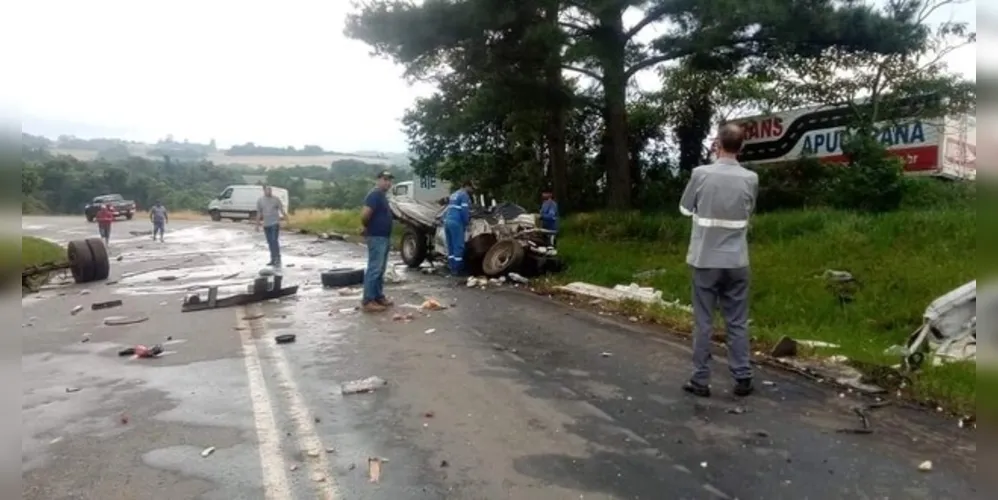 A batida envolveu um carro e um caminhão