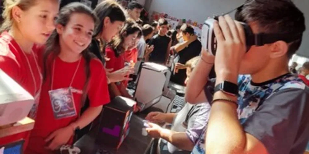 A feira teve organização realizada pelo Colégio Sagrada Família e foi aberta a toda a comunidade