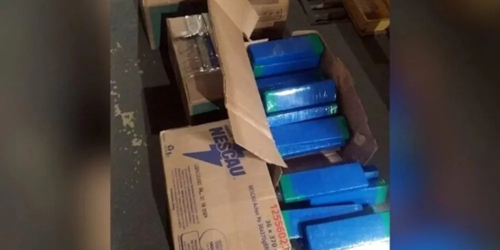Oficiais encontraram no porta-malas seis caixas lacradas de achocolatado em pó, onde foi localizado o material entorpecente