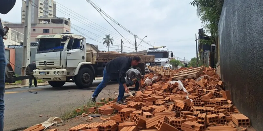 Parte da carga também caiu nas margens de um arroio que fica ao lado da rua Cartão Monclaro