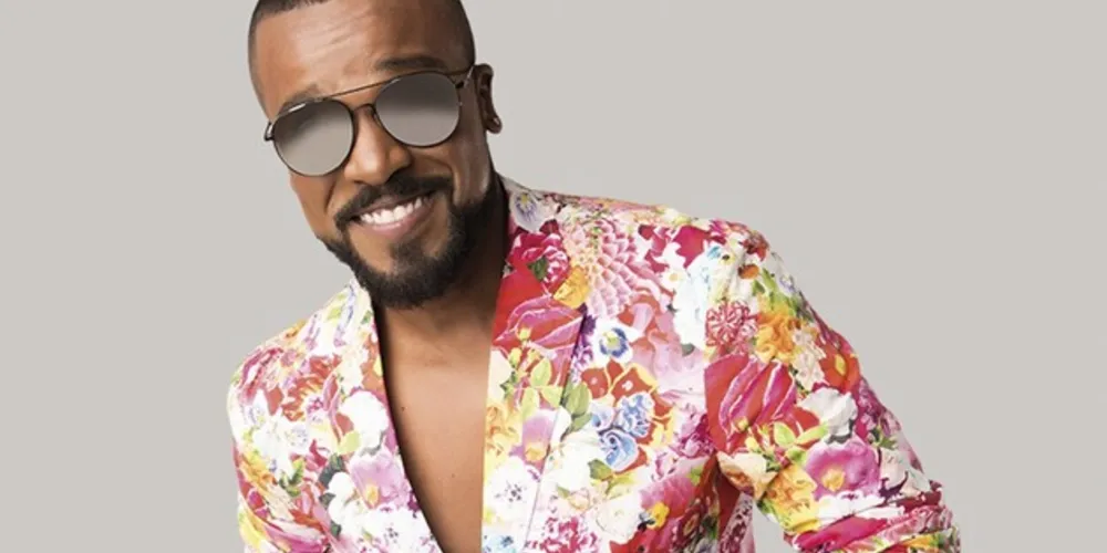Alexandre Pires é conhecido por sua trajetória musical de sucesso, começou com o grupo Só Pra Contrariar