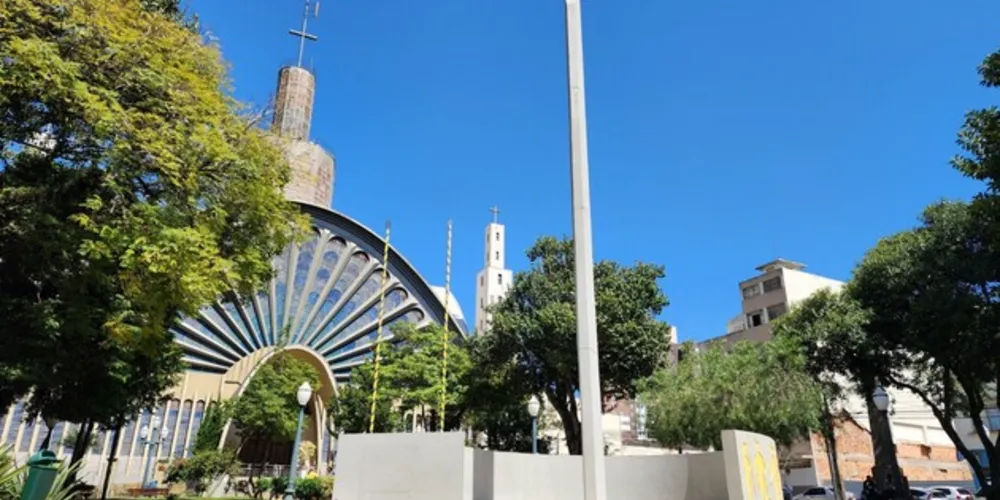 A cápsula do tempo está acoplada no Monumento do Sesquicentenário, na Praça Floriano Peixoto