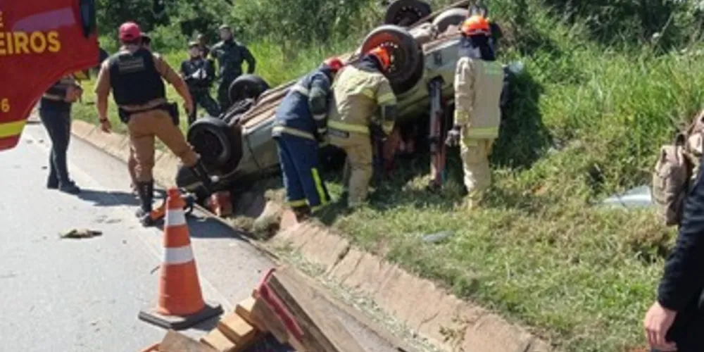 Capotamento aconteceu neste domingo (17), em Telêmaco Borba