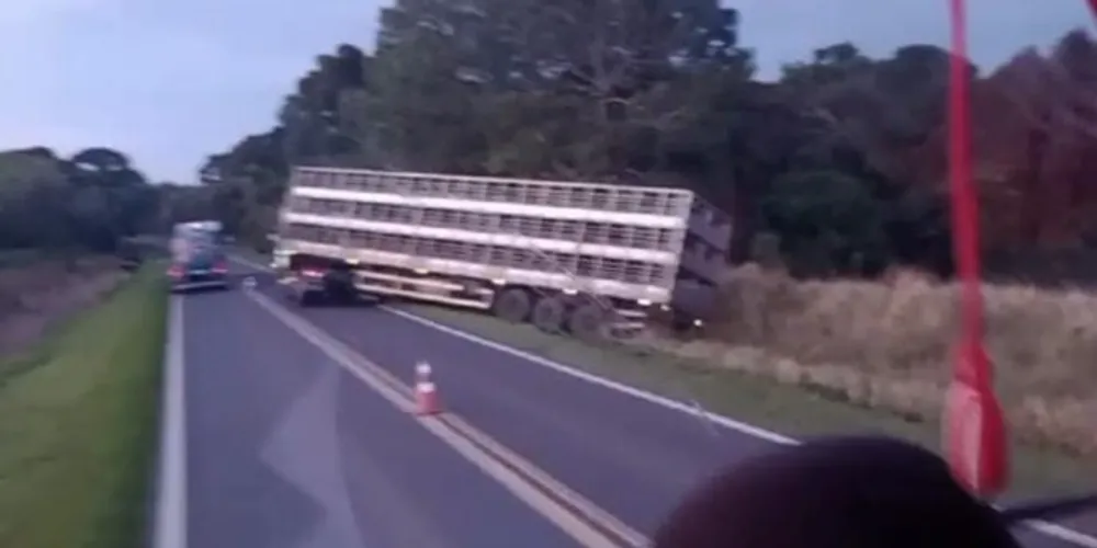 Acidente na PR-151, sentido Palmeira, aconteceu na manhã desta sexta-feira (08)