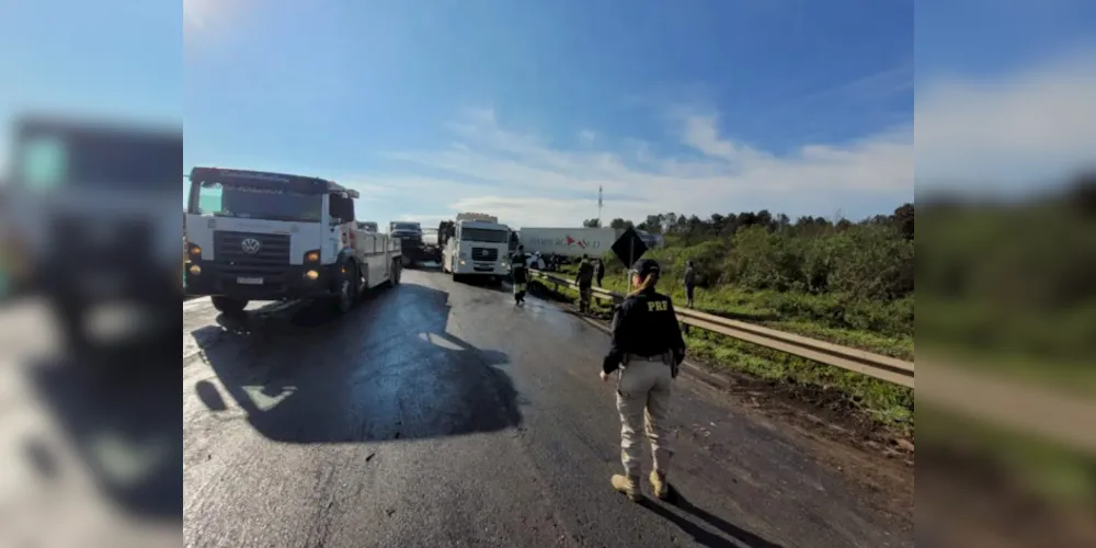 O acidente aconteceu no sentido ao interior do Paraná, no trecho do km 136, logo após o pedágio desativado, em São Luiz do Purunã