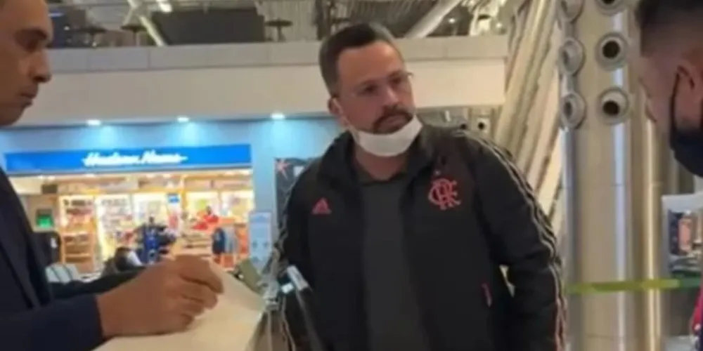 Senador ficou exaltado após perder voo