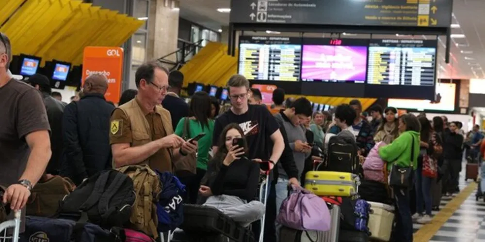 O Aeroporto de Congonhas, na capital paulista, teve 16 cancelamentos de decolagens e aterrissagens nesta manhã de sábado (26)